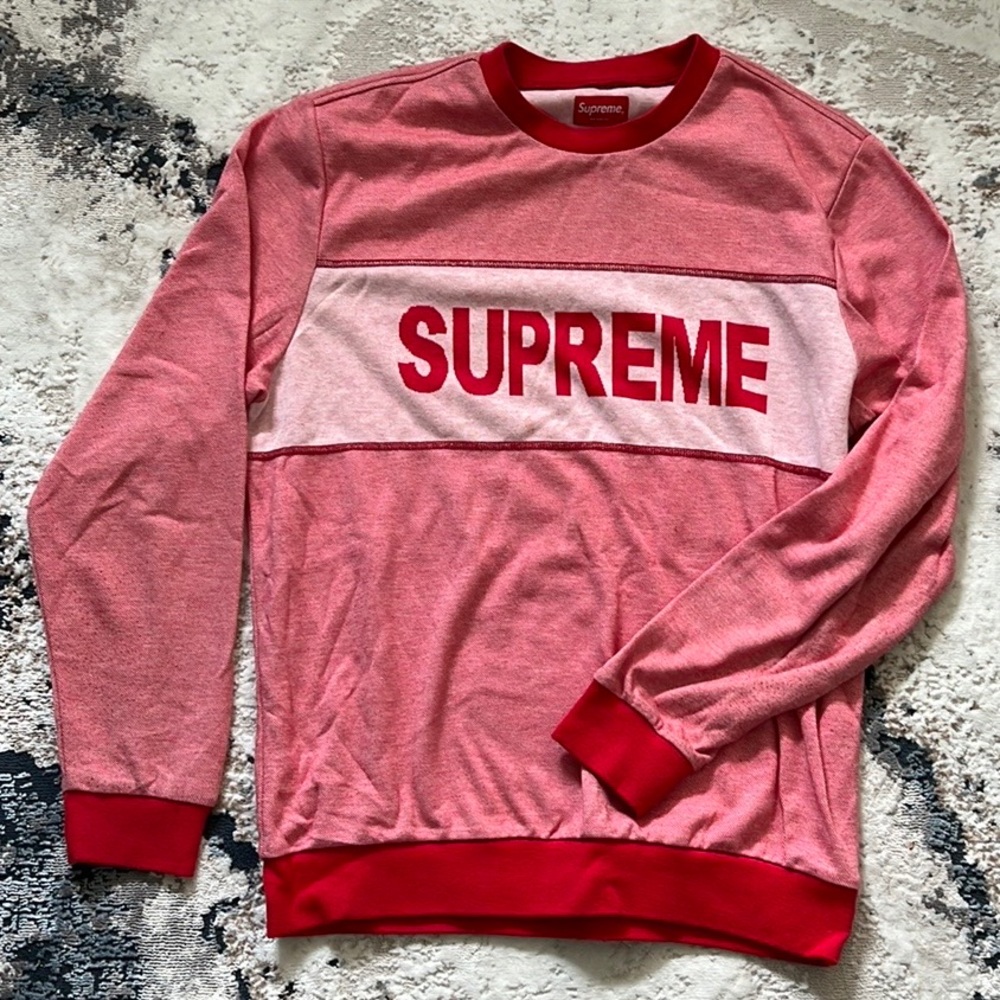 Supreme sweater worn a few times.There’s a barely noticeable tiny stain on front